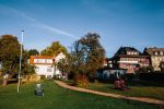 Ansicht Villa Blanck mit Blick auf den Weg durch den Garten